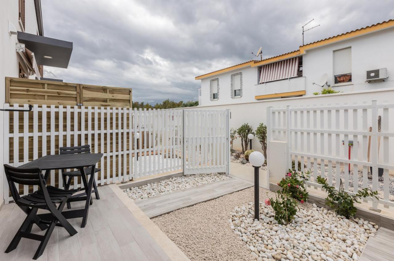 Pula Comfy Apartment W/ Private Parking ภายนอก รูปภาพ